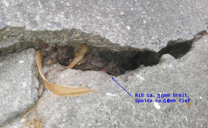 BAU.DE / BAU-Forum: 2. Bild zu Frage "Risse und Spalten im Betonboden der Hoffl&auml;che &nbsp;-&nbsp; was tun?" im BAU-Forum "Tiefbau und Spezialtiefbau"