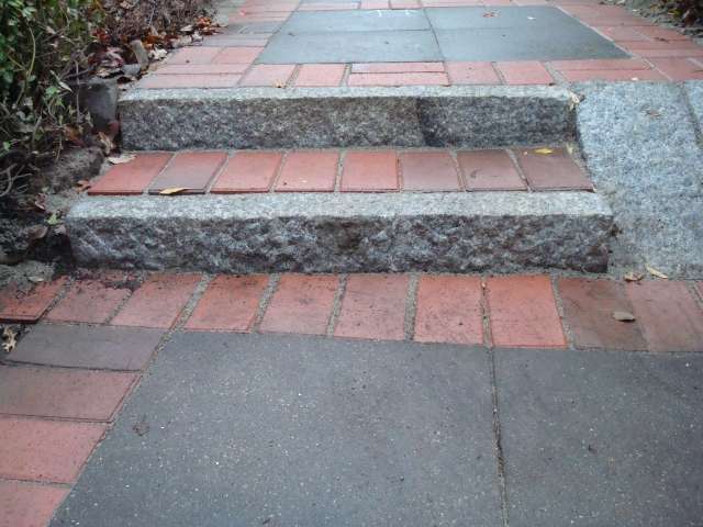 BAU.DE / BAU-Forum: 2. Bild zu Frage "Ungleich hohe Stufen: Eingangstreppe und Stufen Gehweg" im BAU-Forum "Treppen, Rampen, Leitern"