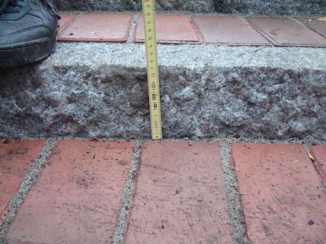 BAU.DE / BAU-Forum: 3. Bild zu Frage "Ungleich hohe Stufen: Eingangstreppe und Stufen Gehweg" im BAU-Forum "Treppen, Rampen, Leitern"