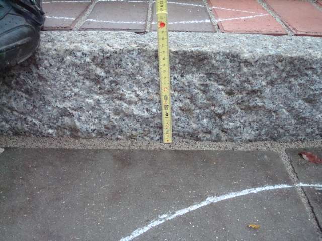 BAU.DE / BAU-Forum: 4. Bild zu Frage "Ungleich hohe Stufen: Eingangstreppe und Stufen Gehweg" im BAU-Forum "Treppen, Rampen, Leitern"