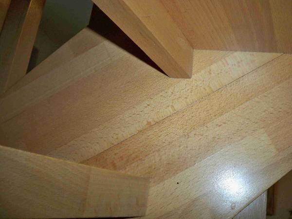 BAU.DE / BAU-Forum: 3. Bild zu Antwort "Bilder" auf die Frage "Holztreppe gerissen: Ursachen, Reparatur & Sicherheit bei Leimholz-Treppen?" im BAU-Forum "Treppen, Rampen, Leitern"