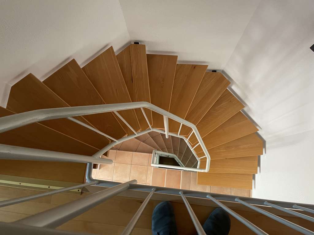 BAU.DE / BAU-Forum: 1. Bild zu Frage "Treppe als Rettungsweg: Breite, Steigung & Barrierefreiheit für Krankentransport?" im BAU-Forum "Treppen, Rampen, Leitern" BAU.DE / BAU-Forum: 1. Bild zu Frage "Treppe als Rettungsweg: Breite, Steigung & Barrierefreiheit für Krankentransport?" im BAU-Forum "Treppen, Rampen, Leitern"