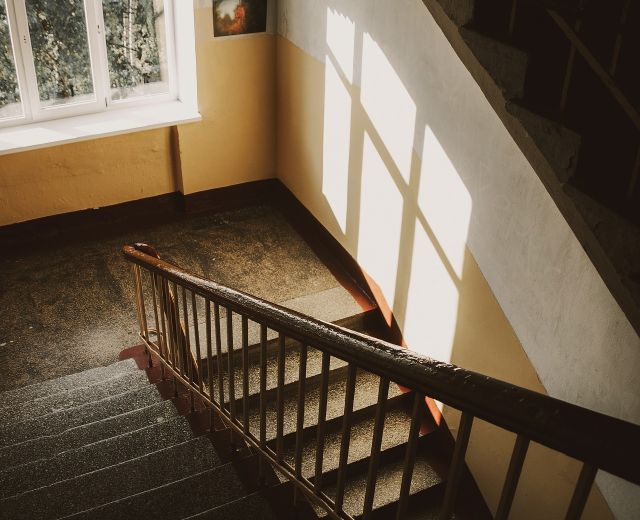 Innovative Materialien und Techniken in der modernen Treppenrenovierung