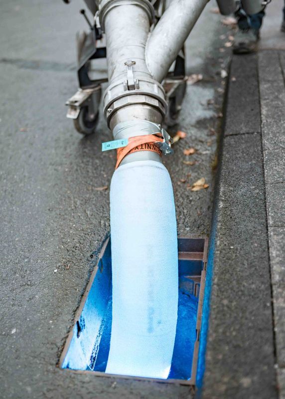 Schlauchliner-Verfahren - flexibler Schlauchliner wird in den Kanal eingef&uuml;hrt und mit Harz ausgeh&auml;rtet, um Undichtigkeiten zu reparieren