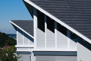 Schr&auml;grollladen: Die smarte L&ouml;sung f&uuml;r Fenster mit Winkel - Bild: schanz.de