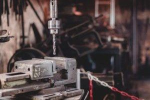 Vorbohren beschreibt einen essenziellen Arbeitsschritt bei der Verarbeitung bestimmter Materialien, bei dem vor dem eigentlichen Eindrehen einer Schraube ein Loch mit kleinerem Durchmesser als die Schraube selbst gebohrt wird. Vorbohren beschreibt einen essenziellen Arbeitsschritt bei der Verarbeitung bestimmter Materialien, bei dem vor dem eigentlichen Eindrehen einer Schraube ein Loch mit kleinerem Durchmesser als die Schraube selbst gebohrt wird.