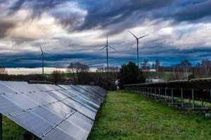 &Ouml;kostrom, auch Gr&uuml;nstrom oder Naturstrom genannt, bezeichnet elektrische Energie, die aus erneuerbaren Energiequellen wie Windkraft, Wasserkraft, Sonnenenergie oder Biomasse erzeugt wird.