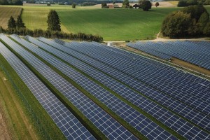 Ein Batteriespeicher ist ein Ger&auml;t oder System, das elektrische Energie in chemischer Form speichert und bei Bedarf wieder abgibt.