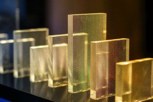 Plexiglasscheibe als Glasersatz: Einsatzbereiche, Vorteile und Verarbeitungstipps - Bild: Tom / Pixabay