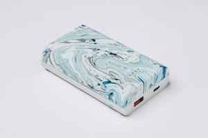 Eine Powerbank ist ein tragbares Ger&auml;t, das &uuml;ber Batterien oder Akkus verf&uuml;gt und dazu dient, elektronische Ger&auml;te wie Smartphones, Tablets oder Laptops unterwegs aufzuladen.