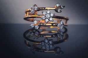 Das Nachschneiden bezieht sich auf das erneute Schneiden oder Zurechtschneiden von etwas, insbesondere von Pflanzen, Haaren oder Stoffen.