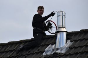 Ein Schornsteinfeger ist ein Fachmann, der f&uuml;r die Reinigung und Wartung von Schornsteinen verantwortlich ist.