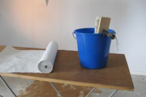 Kleister ist ein spezieller Klebstoff f&uuml;r saugf&auml;hige Materialien wie Papier oder Tapeten, der traditionell aus St&auml;rke oder Zelluloseethern (Methylcellulose) hergestellt wird.