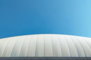 Traglufthalle mieten oder kaufen? Was lohnt sich f&uuml;r Vereine, Kommunen und Unternehmen? - Bild: Hu lei / Unsplash
