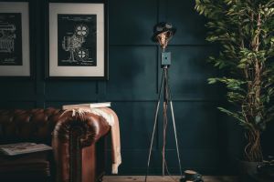 Ein Upcycling-Projekt bezeichnet den gezielten Prozess, bei dem alte oder unbrauchbar gewordene Materialien oder Produkte wiederverwertet und in etwas Neues umgewandelt werden.