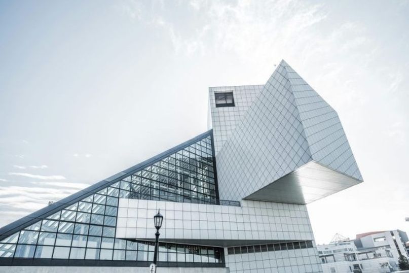 Eine Architektur-Fototapete ist ein gro&szlig;formatiges Wanddekor, das fotografische oder digital generierte Darstellungen von Geb&auml;uden, Stadtansichten, Br&uuml;cken oder Innenraumarchitekturen wiedergibt.