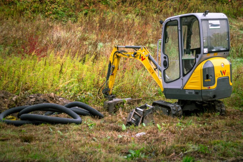 Ein Minibagger ist eine kompakte Baumaschine, die f&uuml;r leichte bis mittelschwere Bauprojekte verwendet wird.