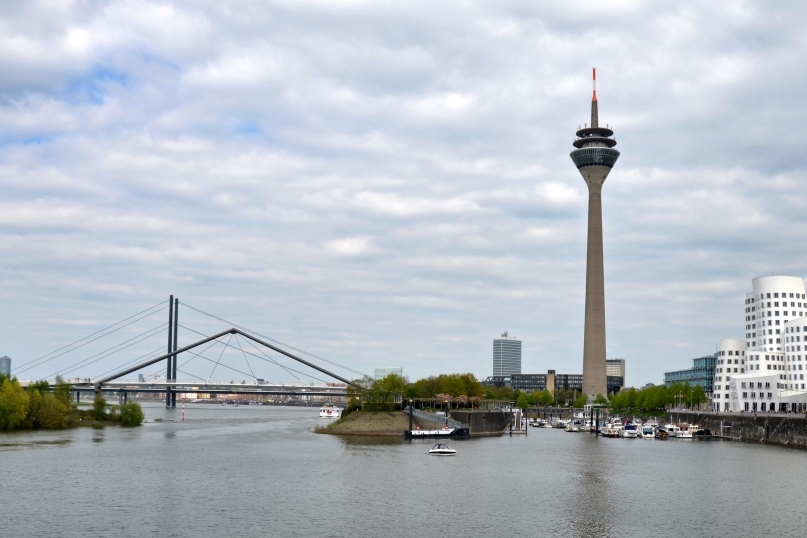 D&uuml;sseldorf ist die Landeshauptstadt des bev&ouml;lkerungsreichsten deutschen Bundeslandes Nordrhein-Westfalen und liegt beidseitig des Rheins im westlichen Teil Deutschlands.