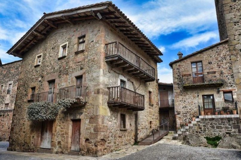 Die Fassadengestaltung bezieht sich auf die kreative Planung und Umsetzung des &auml;u&szlig;eren Erscheinungsbilds einer Geb&auml;udefassade.