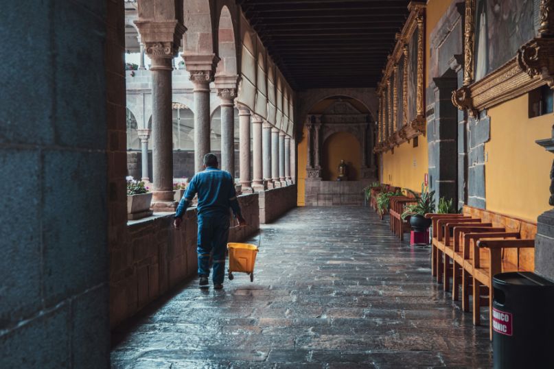 Nachhaltigkeit in der Geb&auml;udereinigung: Umweltschutz und Energieeffizienz