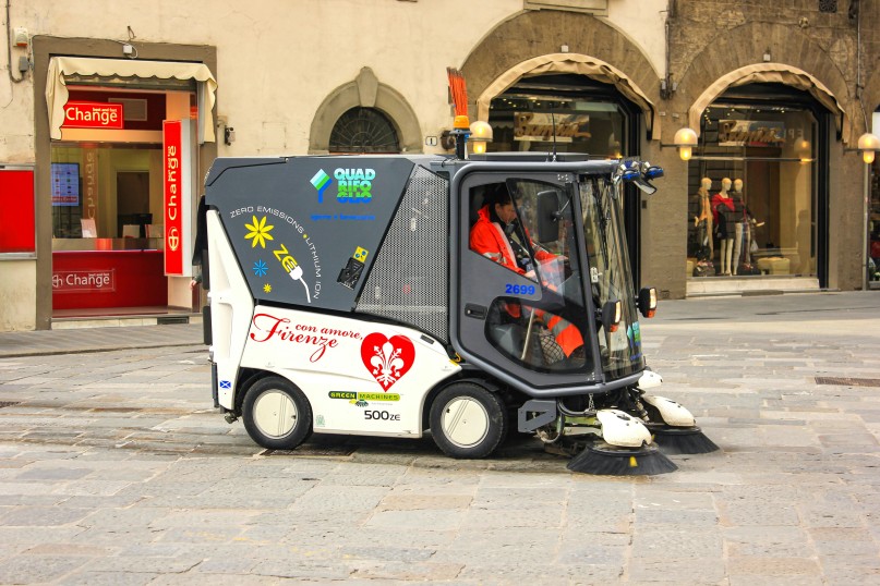 Eine Kehrmaschine ist ein mechanisches oder elektrisch betriebenes Ger&auml;t zur Reinigung von Bodenfl&auml;chen, Gehwegen, Stra&szlig;en oder gro&szlig;en Fl&auml;chen.