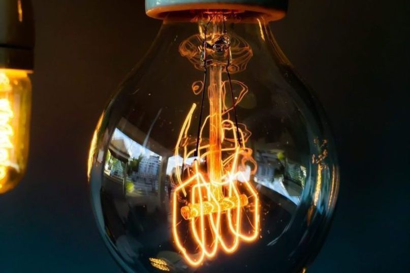 Ein Lichtakzent bezieht sich auf eine gezielte Beleuchtung oder Hervorhebung eines bestimmten Bereichs, Objekts oder Details in einem Raum.