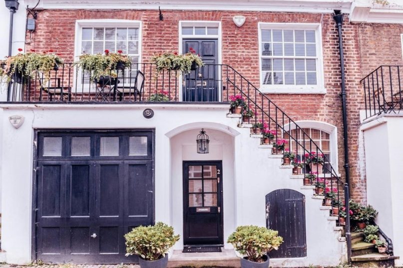 Tradition trifft Best&auml;ndigkeit: Der Stein-auf-Stein-Bau von Massivh&auml;usern sorgt f&uuml;r Langlebigkeit und Stabilit&auml;t.