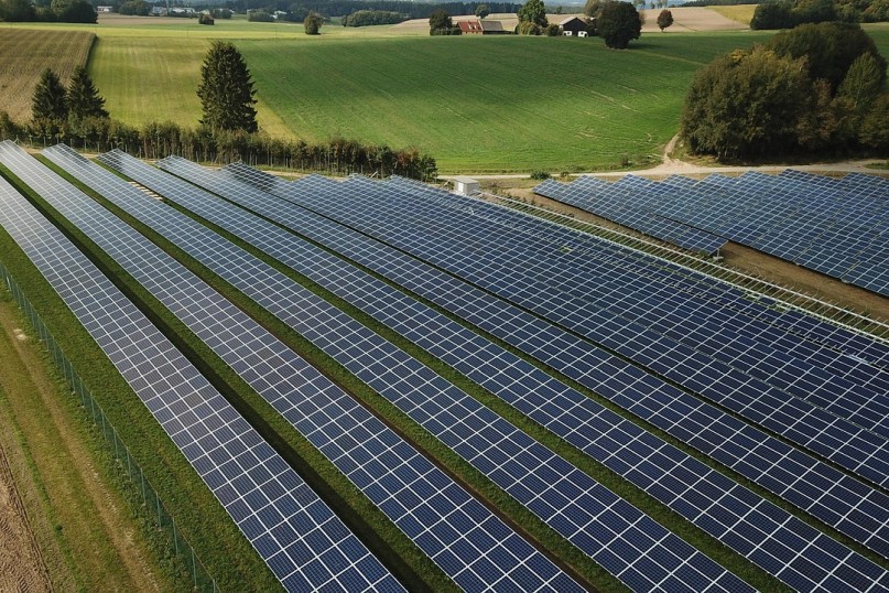 Ein Batteriespeicher ist ein Ger&auml;t oder System, das elektrische Energie in chemischer Form speichert und bei Bedarf wieder abgibt.