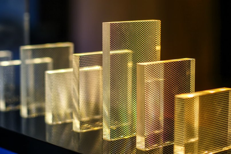 PMMA steht f&uuml;r Polymethylmethacrylat, einen transparenten thermoplastischen Kunststoff, der im Alltag h&auml;ufig unter dem Namen Acrylglas oder Plexiglas bekannt ist.