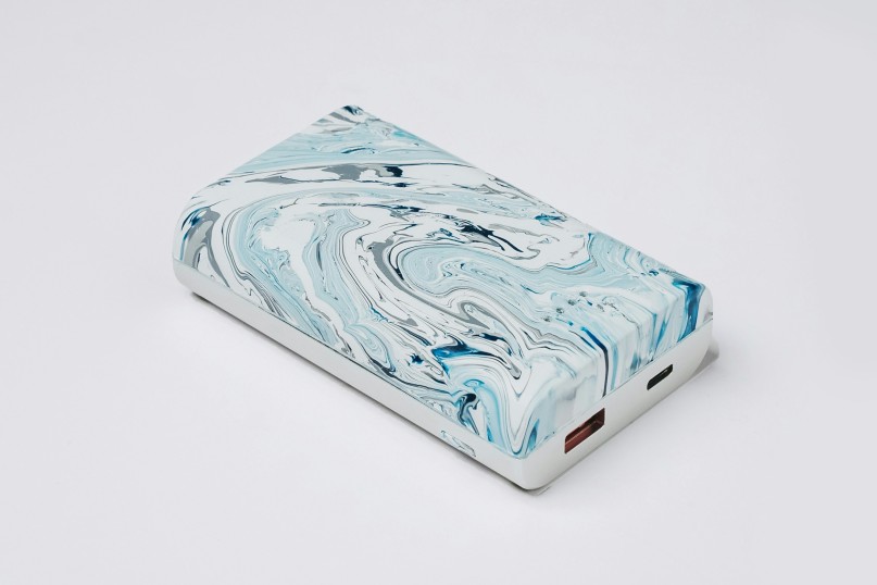 Eine Powerbank ist ein tragbares Ger&auml;t, das &uuml;ber Batterien oder Akkus verf&uuml;gt und dazu dient, elektronische Ger&auml;te wie Smartphones, Tablets oder Laptops unterwegs aufzuladen.