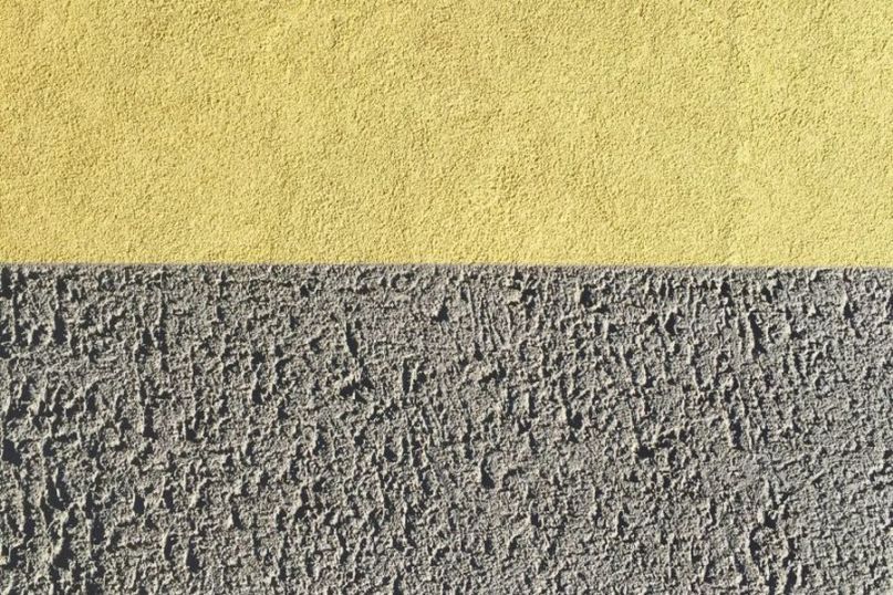 Unterputz bezieht sich auf eine Installationsmethode, bei der elektrische Leitungen, Rohrleitungen oder andere Installationen in W&auml;nden, Decken oder B&ouml;den verlegt werden.