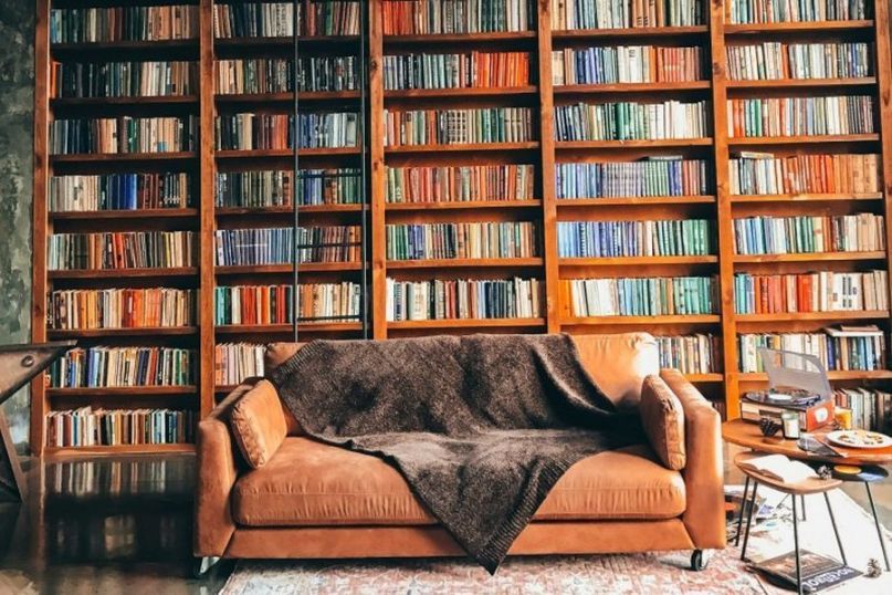 Ein Kleiderschrank ist ein M&ouml;belst&uuml;ck, das verwendet wird, um Kleidung und pers&ouml;nliche Gegenst&auml;nde zu lagern.