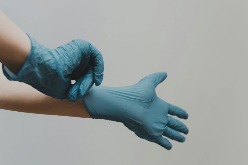 Eine Verunreinigung bezieht sich auf das Vorhandensein von sch&auml;dlichen oder unerw&uuml;nschten Substanzen oder Elementen in einer Umgebung, einem Produkt oder einem Material.