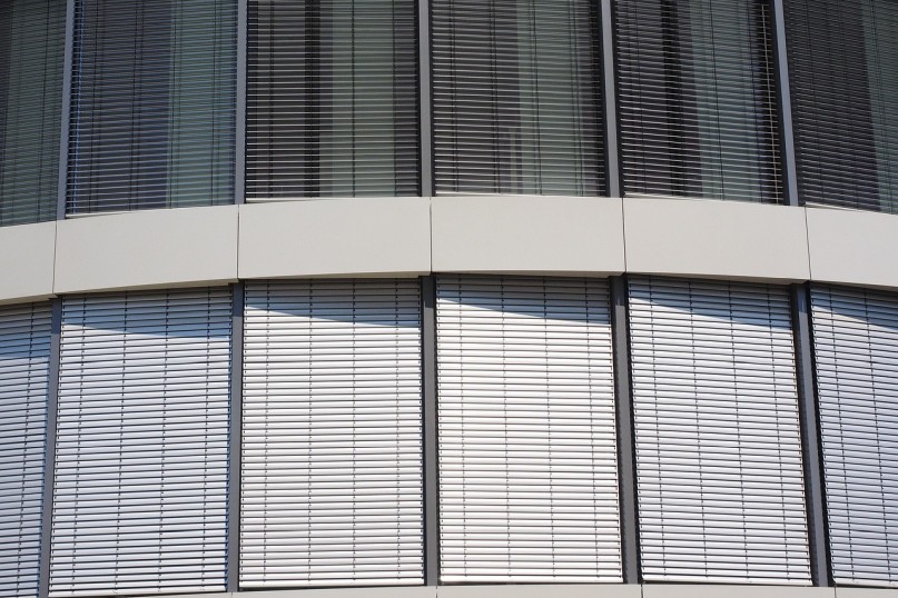 Hitzeschutz bezeichnet eine technische Ma&szlig;nahme oder ein Bauteil, das dazu dient, R&auml;ume, Geb&auml;ude oder Gegenst&auml;nde vor &uuml;berm&auml;&szlig;iger W&auml;rmeentwicklung durch Sonneneinstrahlung oder andere W&auml;rmequellen zu sch&uuml;tzen.