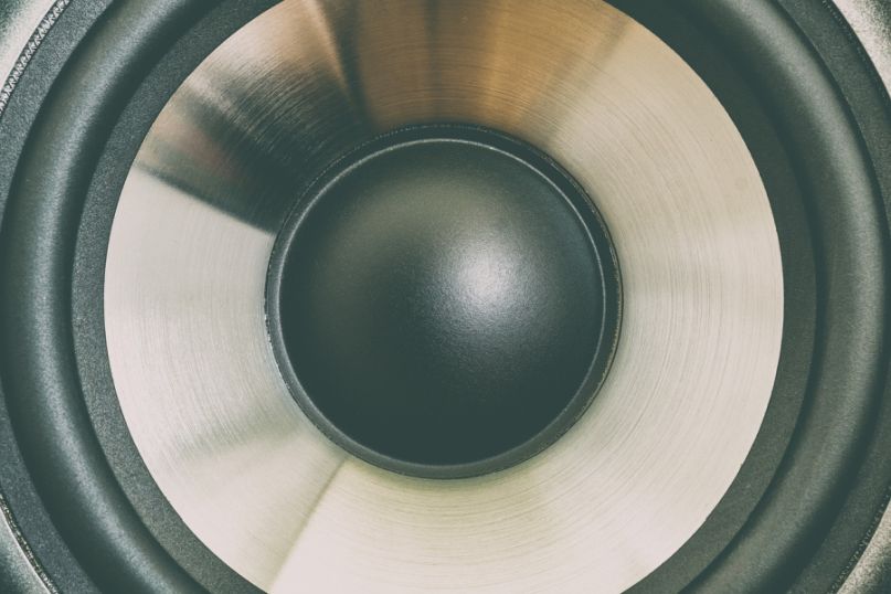 Schall ist ein physikalisches Ph&auml;nomen, das durch die Schwingung von Materie entsteht und sich als Welle durch ein Medium, meist Luft, ausbreitet.