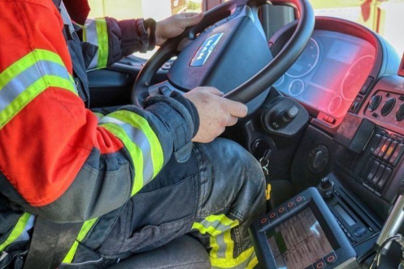 Eine Schnittschutzhose ist eine spezielle Arbeitsschutzhose, die entwickelt wurde, um Verletzungen durch scharfe Werkzeuge, insbesondere Kettens&auml;gen, zu verhindern oder zu minimieren.