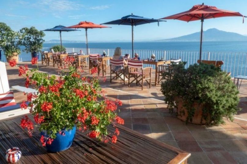 Ein Schirm ist ein Gegenstand, der dazu dient, Schutz vor Sonne, Regen oder anderen Umwelteinfl&uuml;ssen zu bieten.