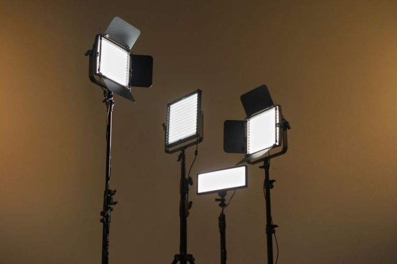 Ein Spot bezeichnet eine kurze Werbebotschaft oder einen kurzen Beitrag, der im Rahmen eines Mediums wie Fernsehen, Radio oder Internet ver&ouml;ffentlicht oder ausgestrahlt wird.