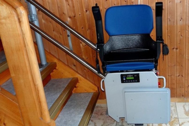 Ein Treppenlift ist ein elektrisch betriebenes Ger&auml;t, das speziell entwickelt wurde, um Menschen mit eingeschr&auml;nkter Mobilit&auml;t bei der &Uuml;berwindung von Treppen zu unterst&uuml;tzen.