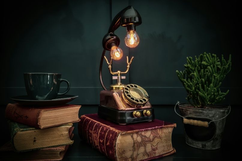 Ein Vintage-Element bezieht sich auf ein Design- oder Einrichtungselement, das charakteristisch f&uuml;r vergangene Zeiten ist.