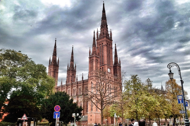 Wiesbaden ist die Landeshauptstadt des deutschen Bundeslandes Hessen und bekannt f&uuml;r ihre Thermalquellen sowie ihre Gr&uuml;nderzeitarchitektur.